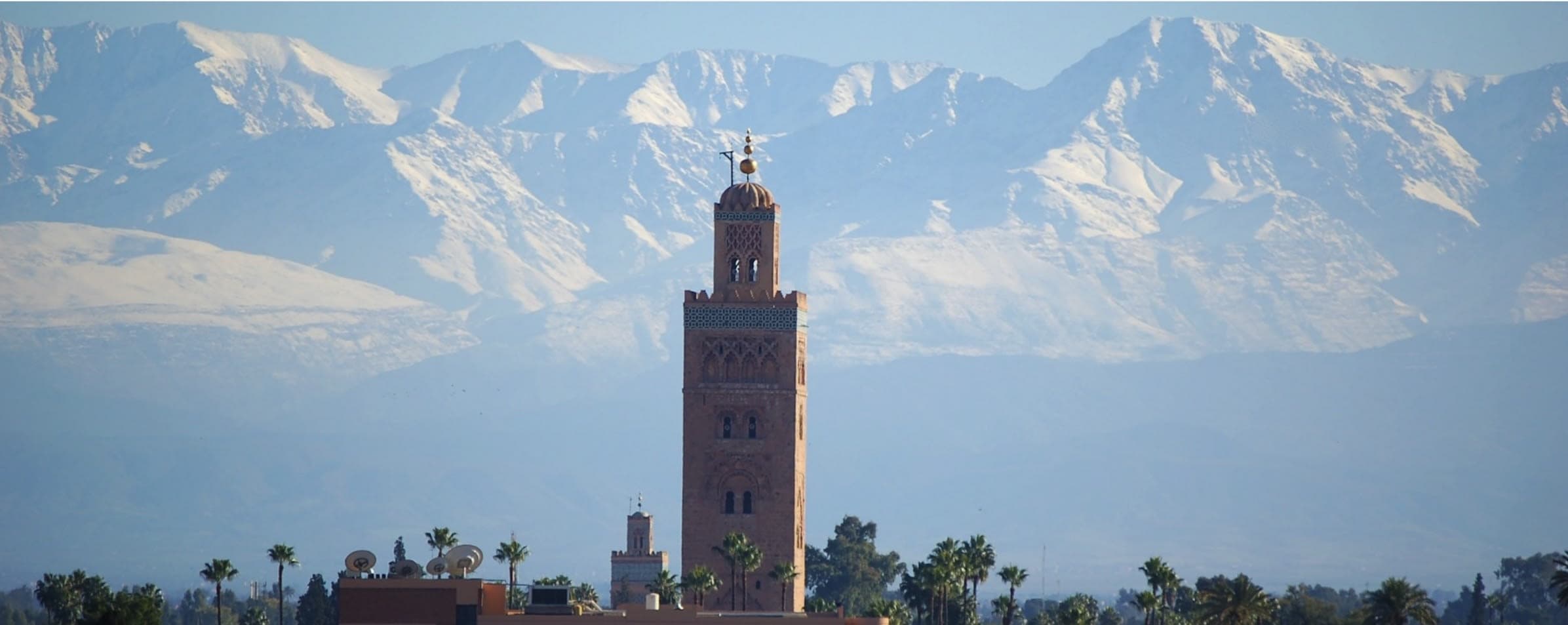 Vue panoramique de Séjour Multisport Marrakech — la Koutoubia et l'Atlas enneigé